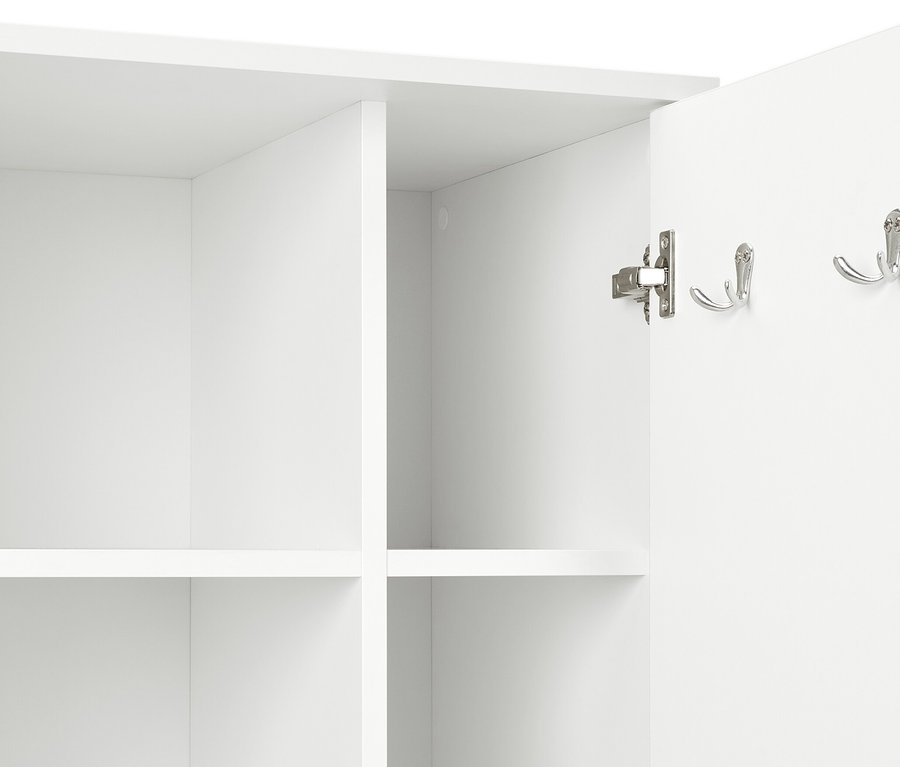 Widok wewnętrzny szafy uniwersalnej z półkami i haczykami.