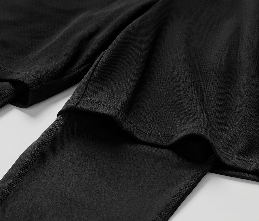 Zbliżenie na czarne legginsy sportowe z szortami.