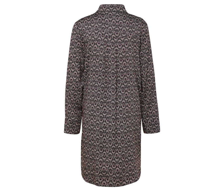 Widok z tyłu długiej, czarnej sukienki w kwiatowy wzór.