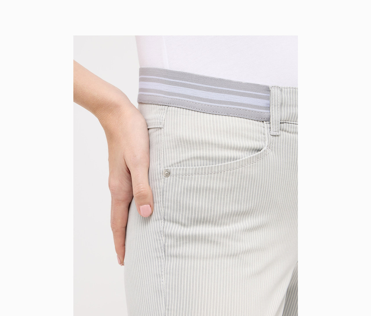 Zbliżenie na kobietę w szarych dżinsach Angels „Ornella Sporty” Slim Fit 7/8.