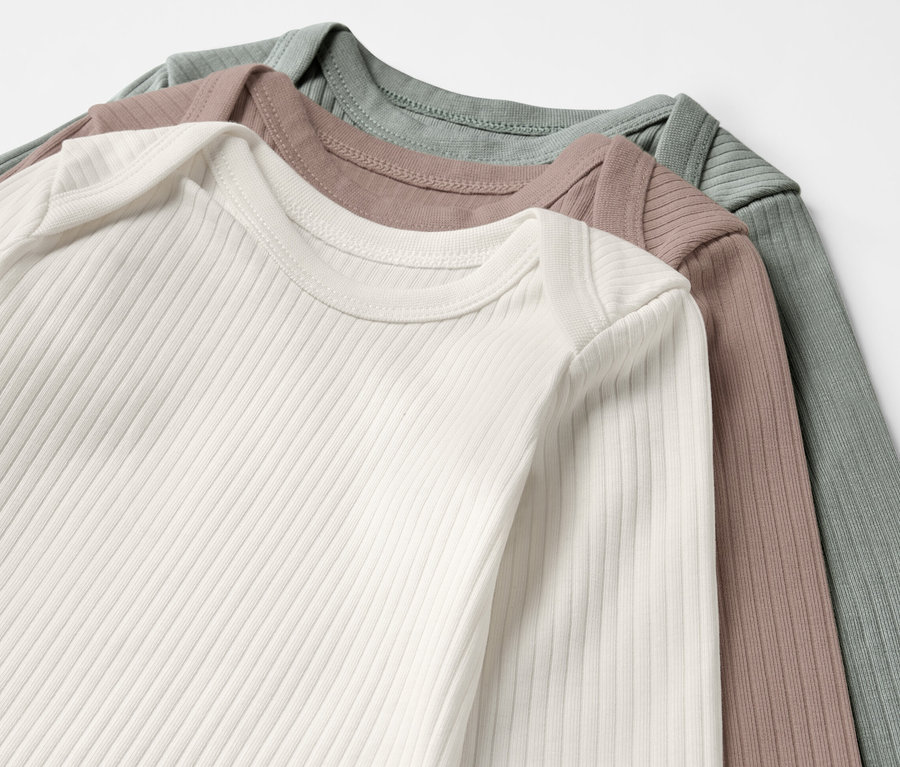 Trzy body z długim rękawem w kolorach białym, brązowym i zielonym.