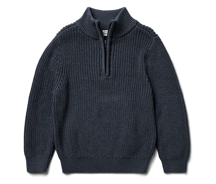 Granatowy sweter dzianinowy z krótkim zamkiem błyskawicznym przy szyi.