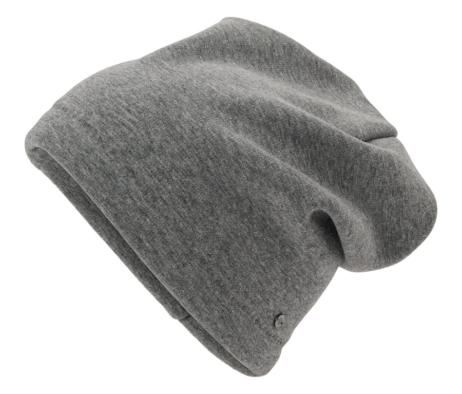 Szczegół szarej dzianinowej czapki na białym tle.