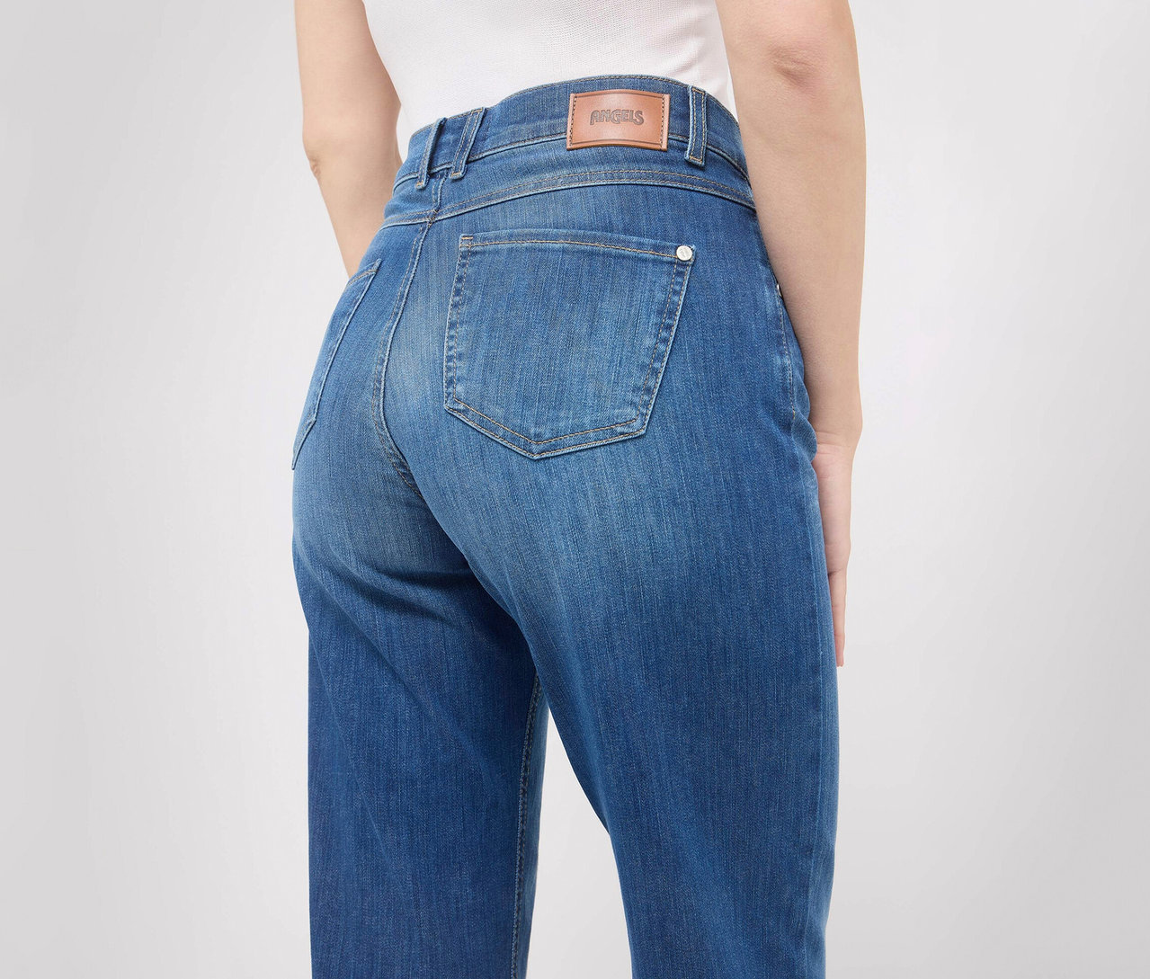 Zdjęcie z bliska od tyłu osoby ubranej w dżinsy Angels „Liz” Wide Leg w kolorze mid blue used.