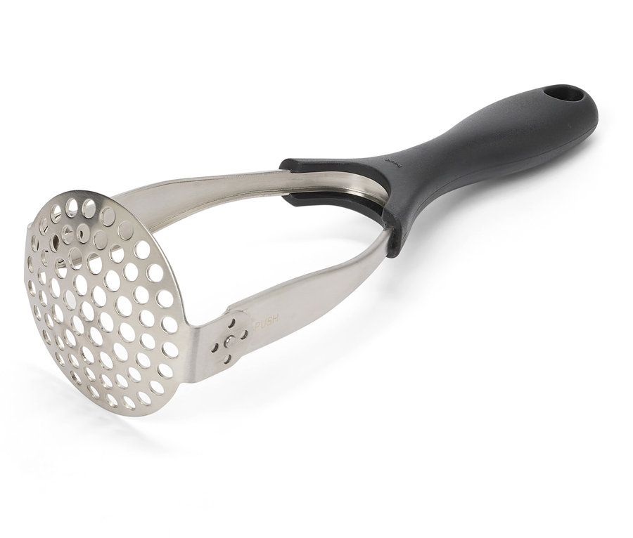 Tłuczek do ziemniaków ze stali nierdzewnej z czarną rączką na białym tle.