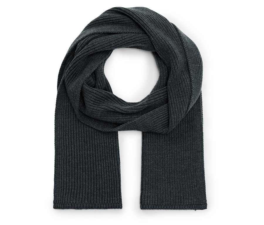 Szary dziergany szalik leży na białym tle.