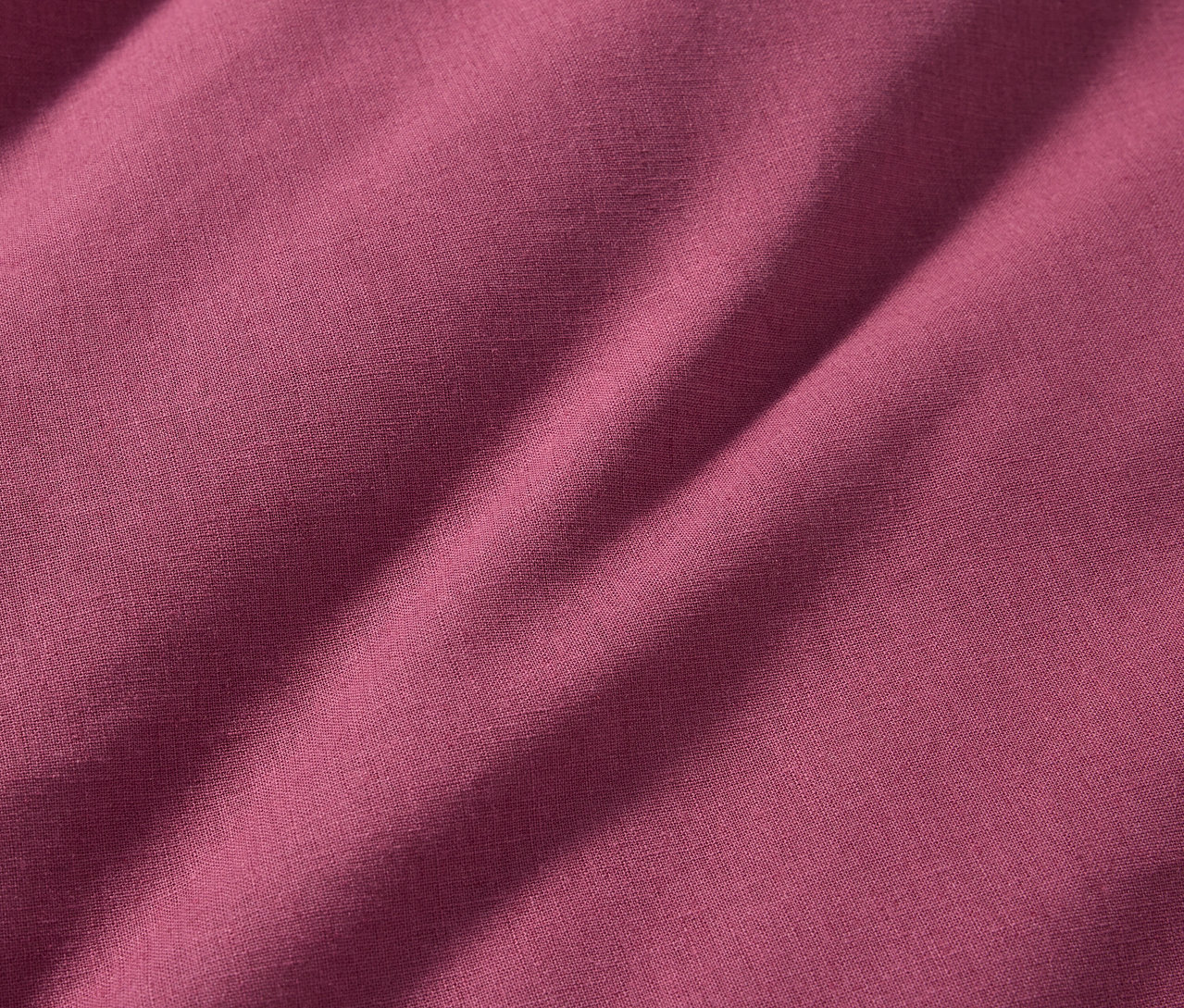 Szczegółowe ujęcie pościeli z lnu i bawełny w standardowym rozmiarze, w głębokim odcieniu różu.