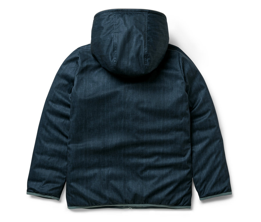 Niebieska kurtka dziecięca 2 w 1 softshell i pikowana od tyłu.