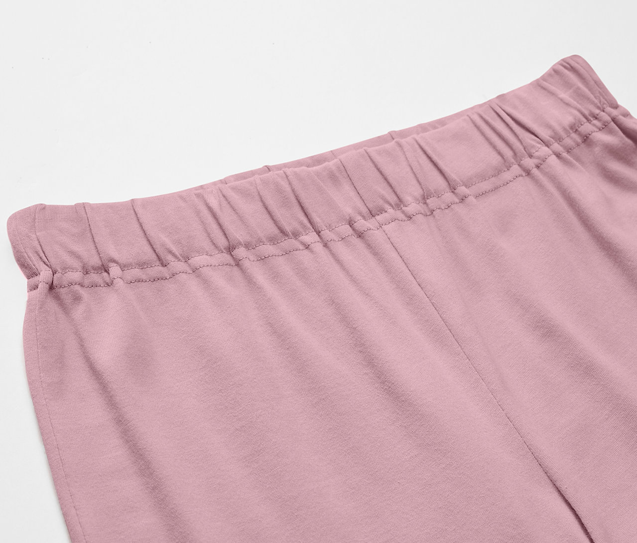 Zbliżenie na detal jednej z dwóch par dziecięcej piżamy z elastycznym pasem.