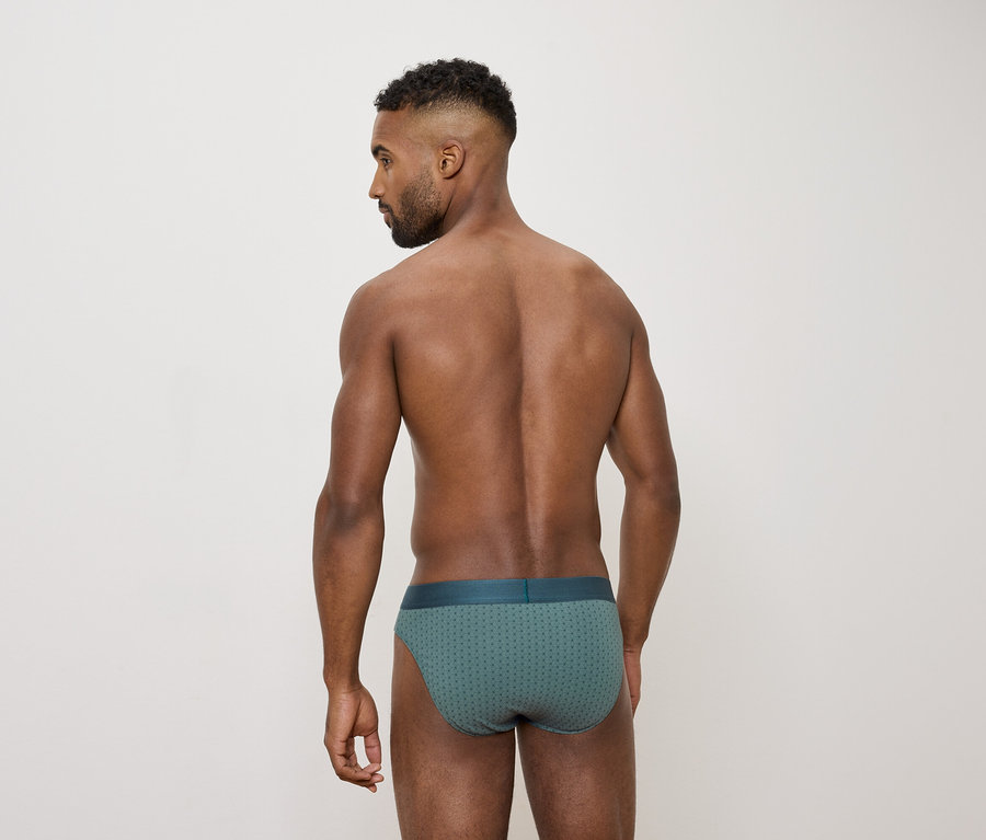 Mężczyzna od tyłu ma na sobie zielone slipy.