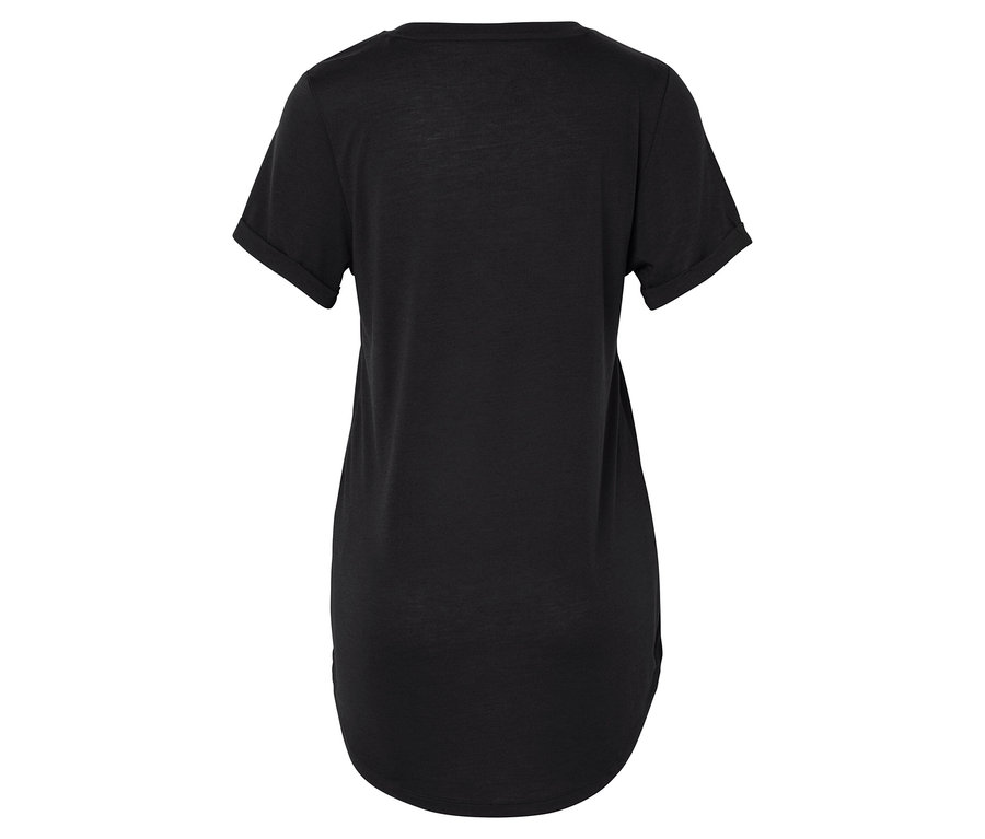 Widok z tyłu czarnego t-shirtu z krótkim rękawem.