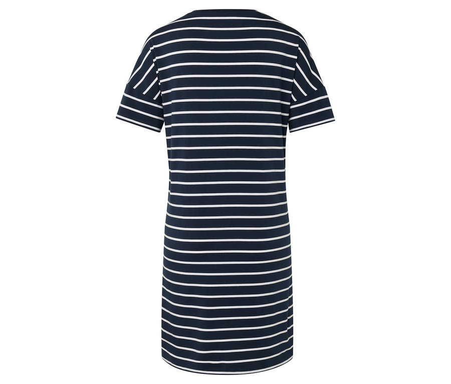 Widok z tyłu na niebieską sukienkę w paski.