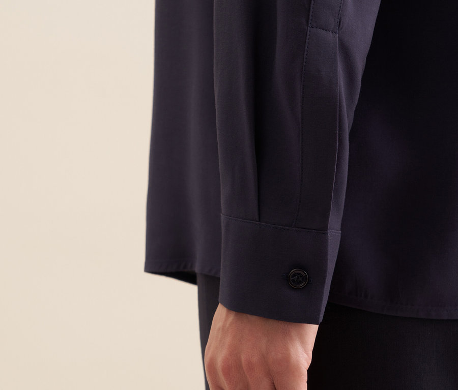 Zbliżenie na dłoń i rękaw tuniki z wiskozy Seidensticker.