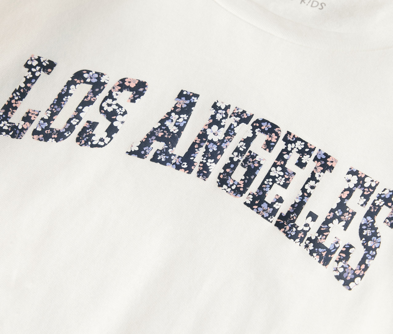 Zbliżenie na jeden z 2 kompletów piżam dla dzieci z napisem LOS ANGELES