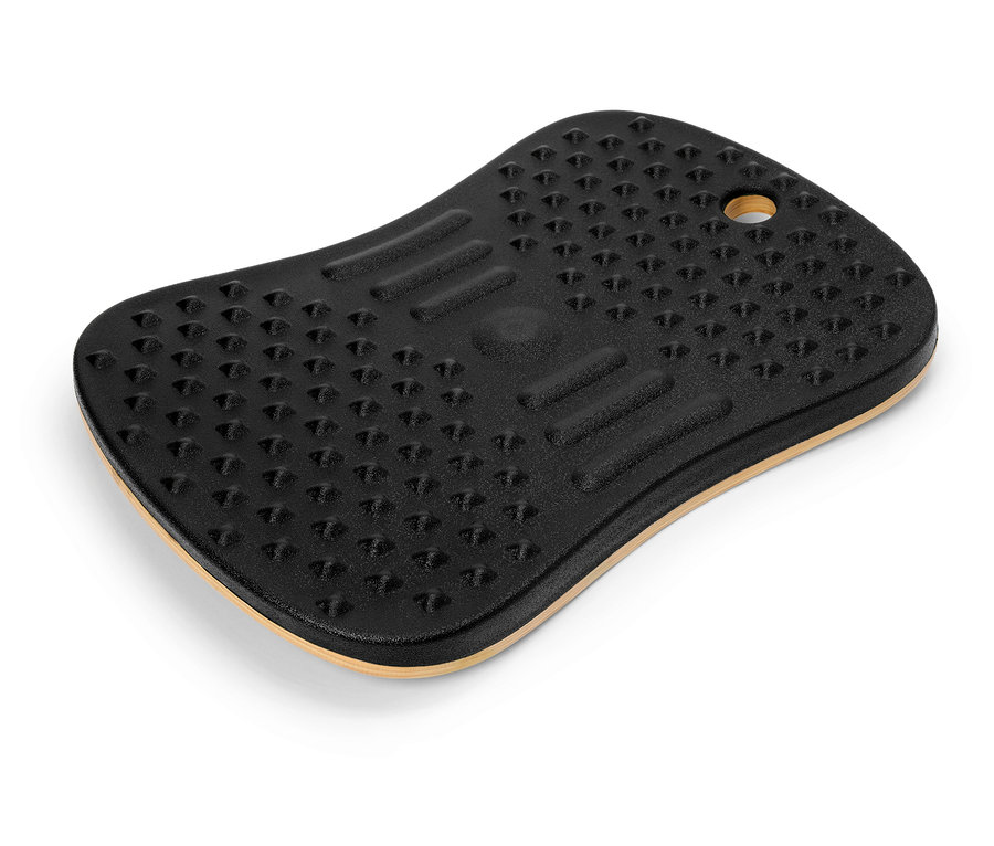 Czarna deska do balansowania z wypustkami leży na białym tle.