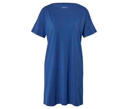 Niebieska sukienka T-shirt na białym tle.