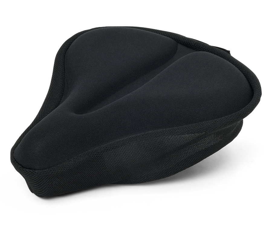 Czarny pokrowiec na siodełko rowerowe leży na białym tle.