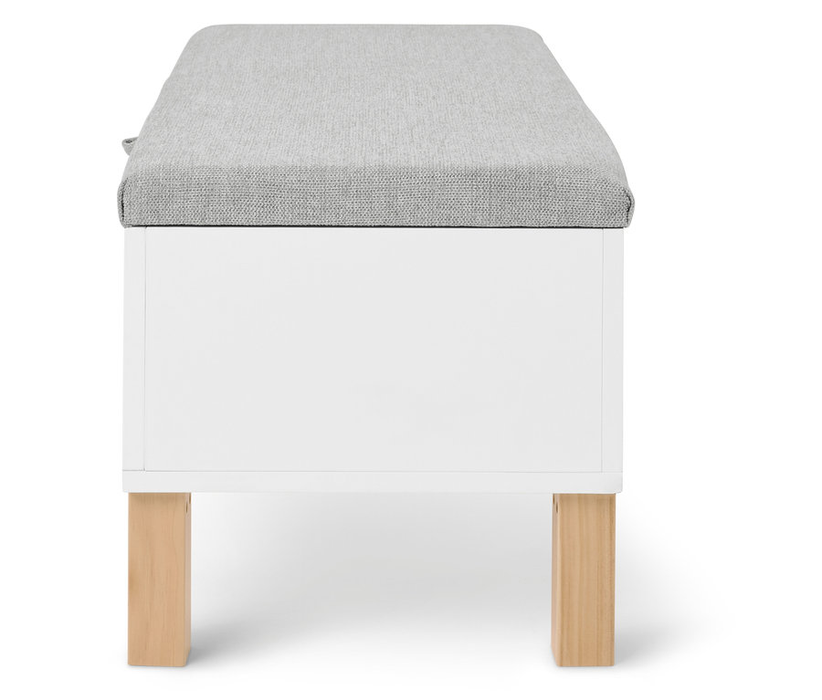 Biały stołek z szarym tapicerowanym siedziskiem i jasnobrązowymi drewnianymi nogami stoi na białym tle.