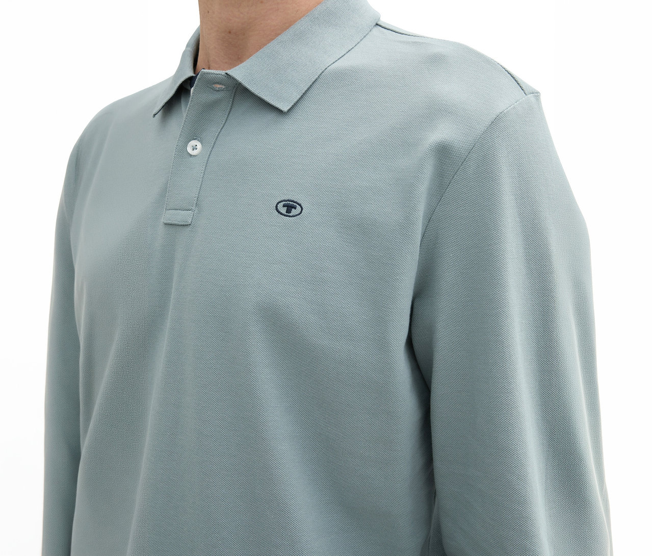 Zbliżenie na mężczyznę w koszulce polo z długim rękawem Tom Tailor z dzianiny pique, Grey Mint, z logo na piersi.