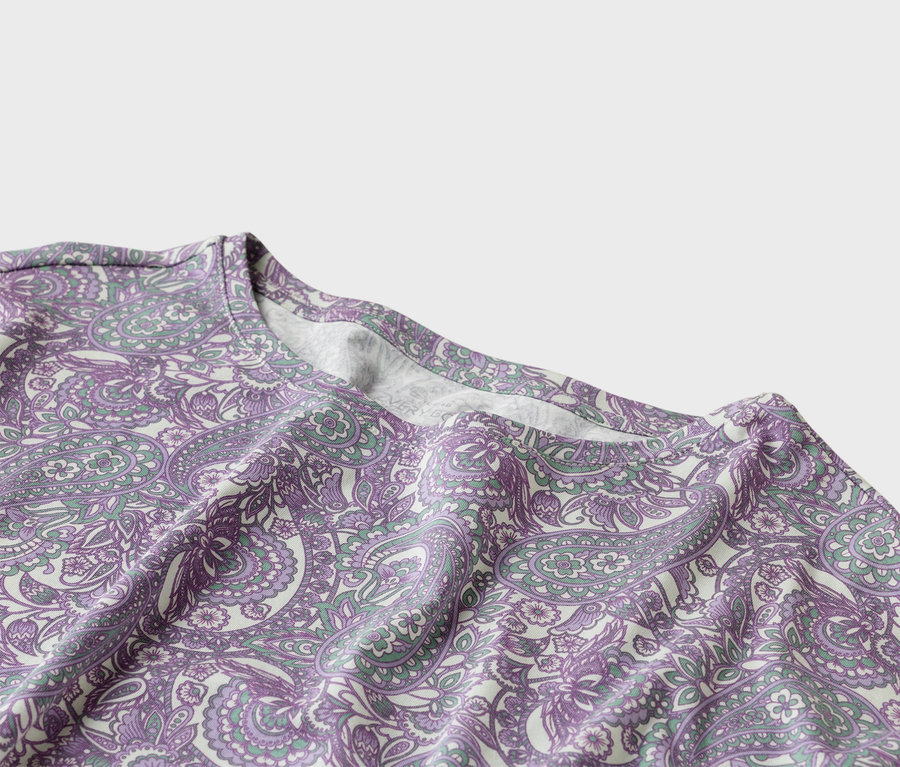 Zbliżenie na górę z fioletowym i zielonym wzorem paisley.