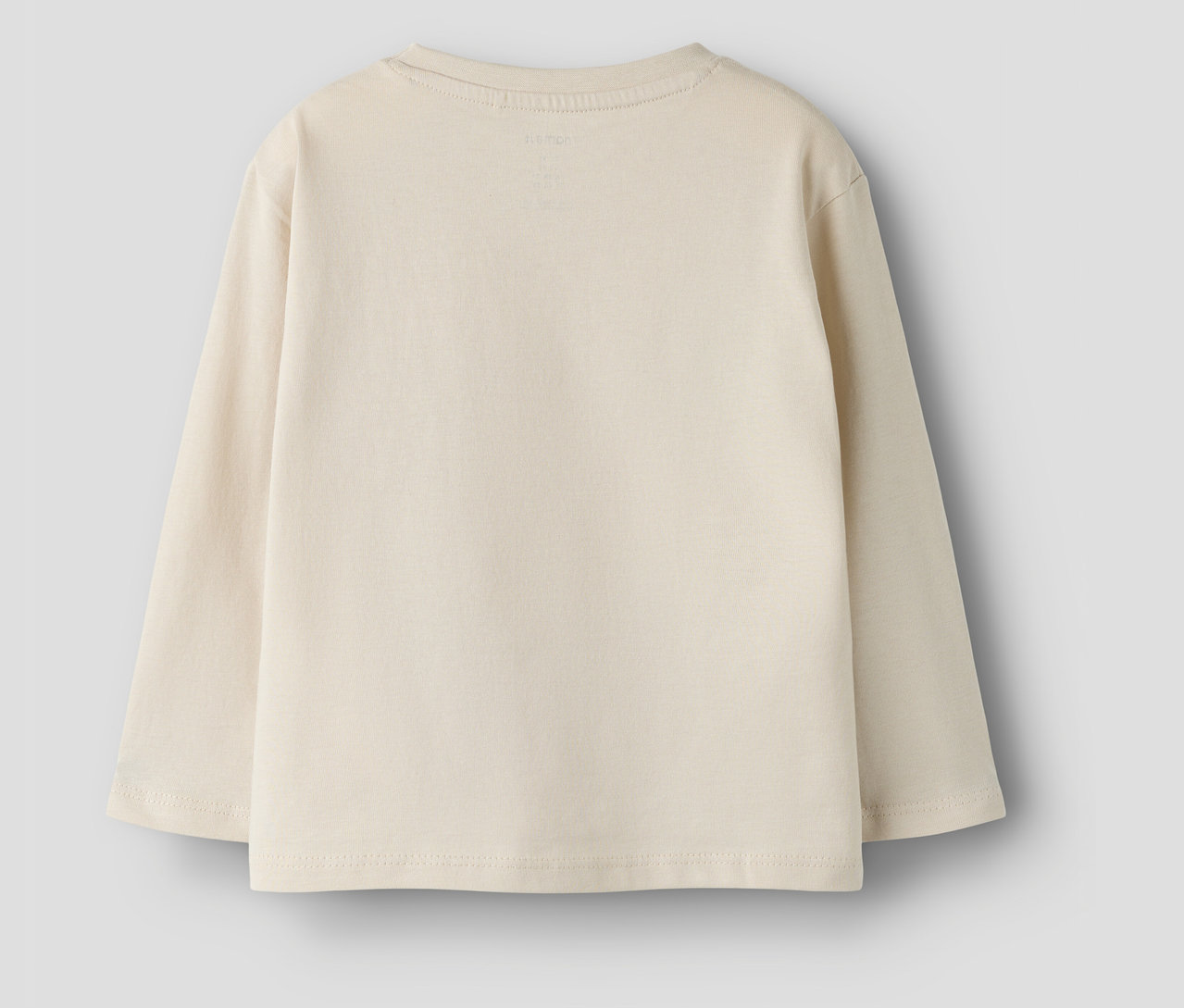 Zbliżenie na tył beżowej koszulki z długim rękawem NAME IT.