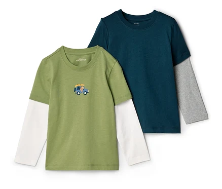 Dwa dziecięce T-shirty z długim rękawem, jeden oliwkowozielony z motywem samochodu, a drugi granatowy z szarymi rękawami.
