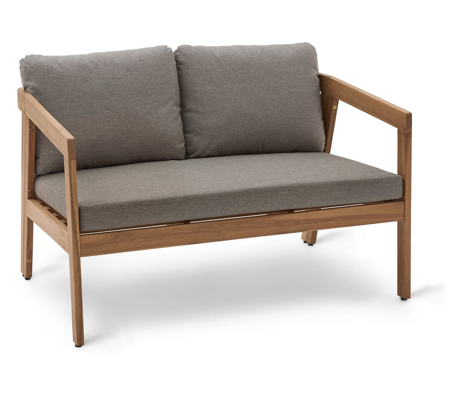 Dwuosobowa sofa z jasnobrązową drewnianą ramą i szarymi poduszkami.