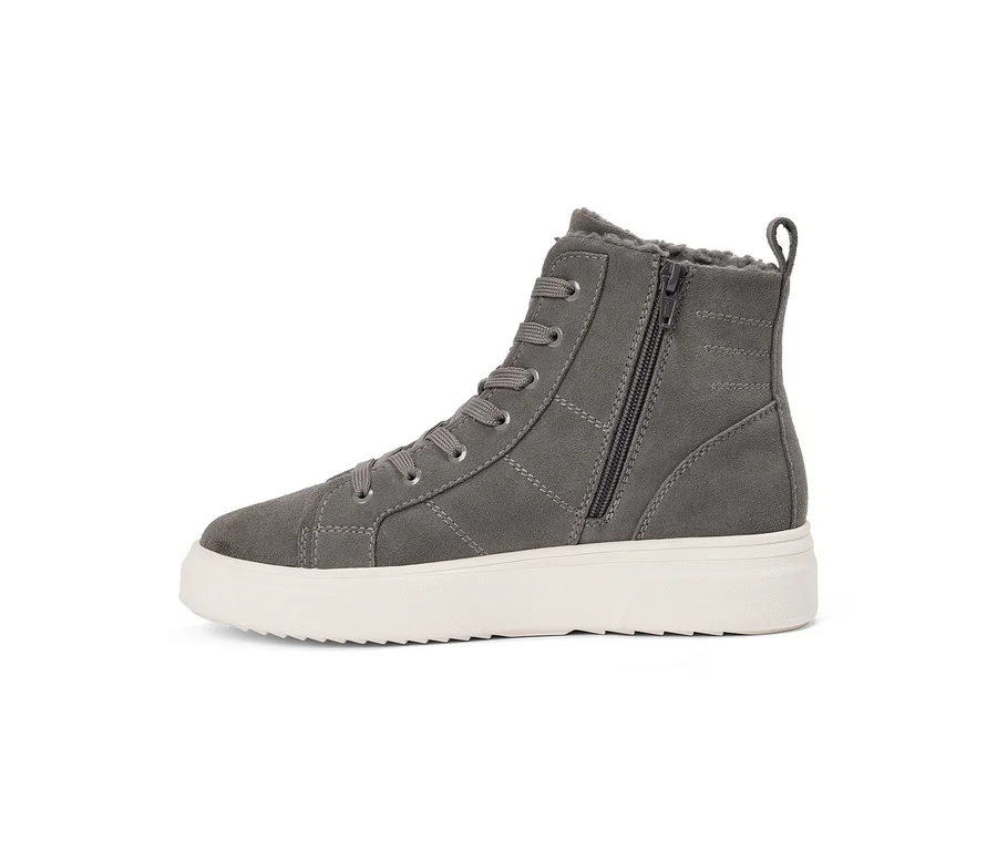 Szary wysoki sneaker z zamszowej imitacji ze sznurowadłami, bocznym zamkiem, białą platformową podeszwą i futrzanym ociepleniem.
