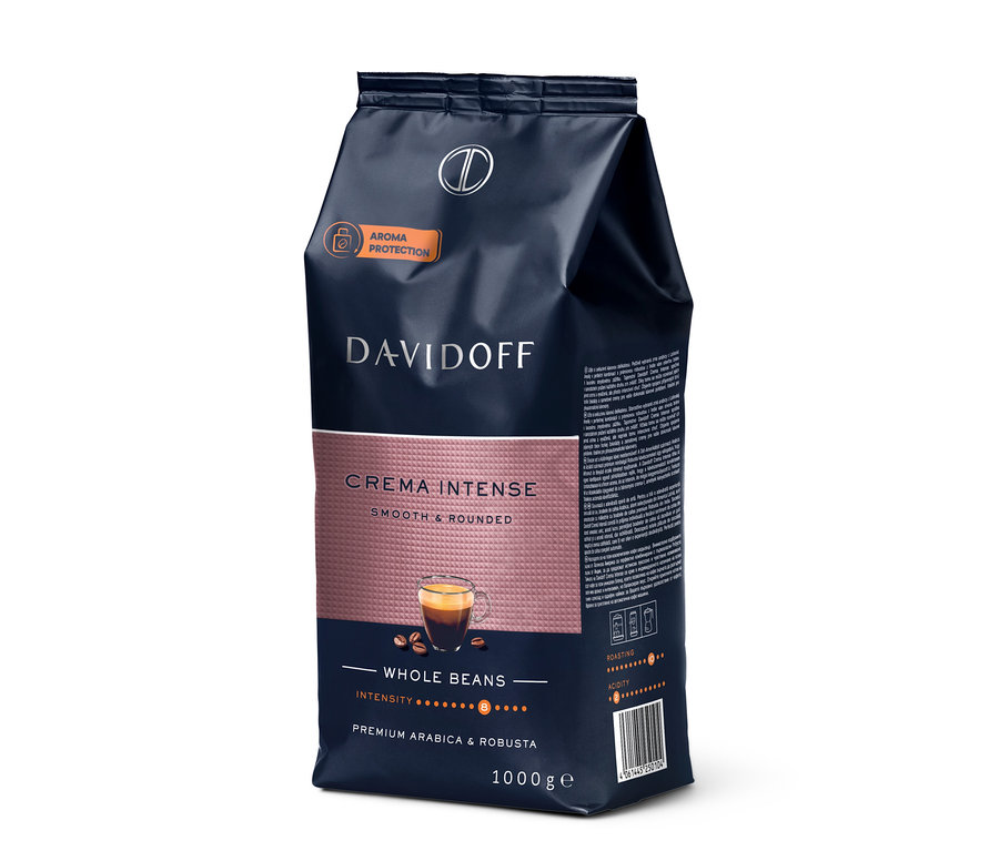 Ciemnoniebieska i różowo-złota paczka kawy ziarnistej Davidoff Crema Intense 1kg, z filiżanką kawy i ziarnami kawy.