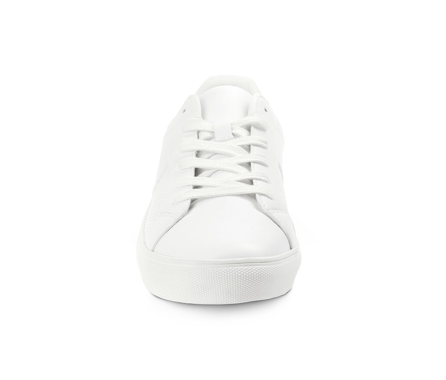 Szczegół białego buta typu sneaker.