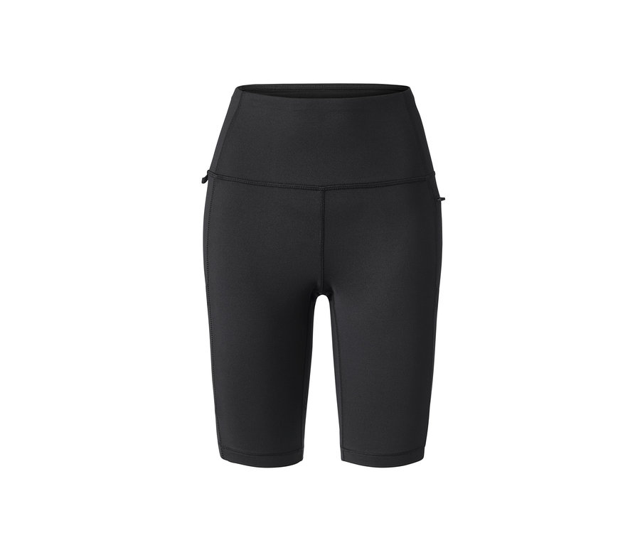 Czarne spodenki turystyczne.