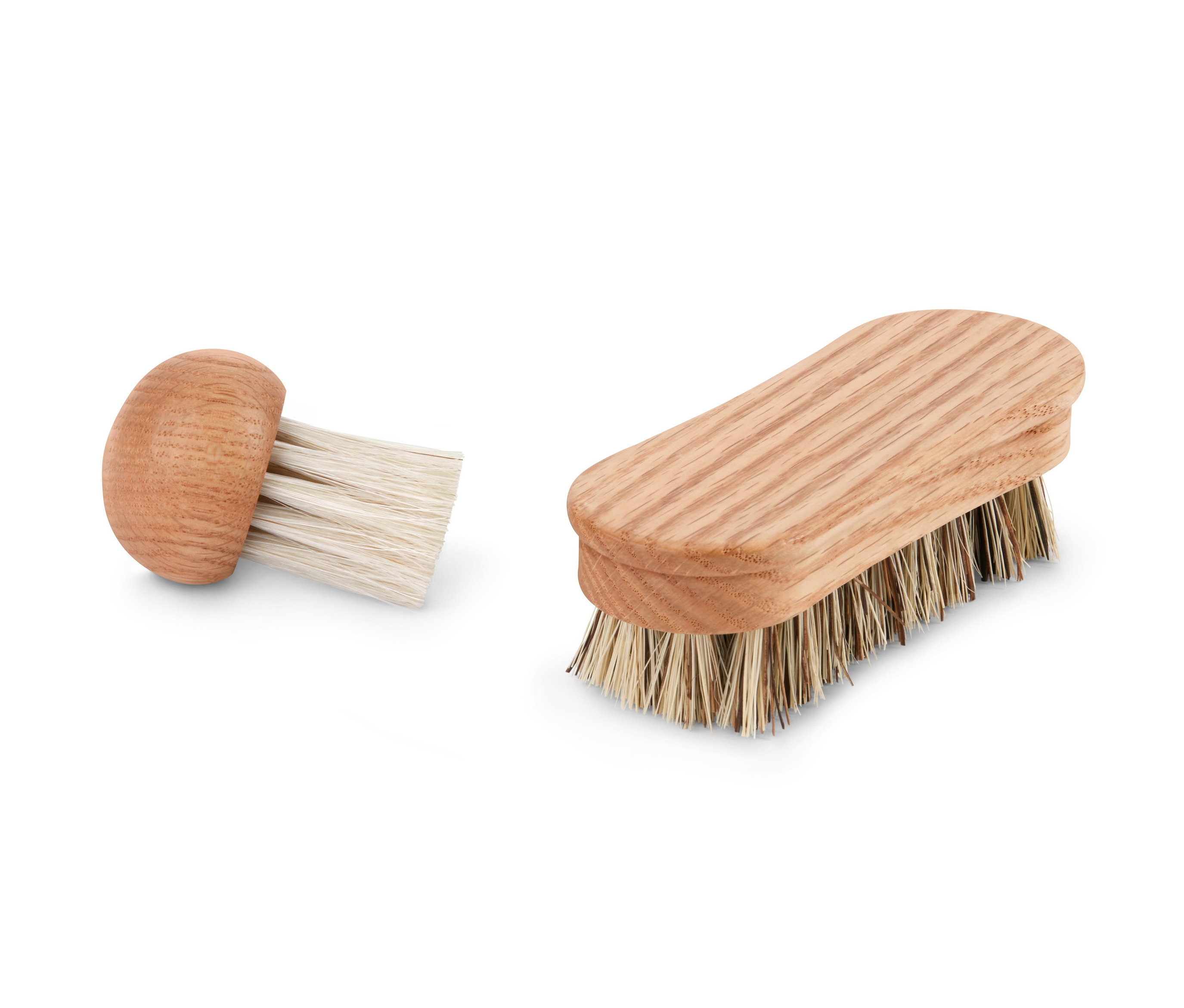 Dwie szczoteczki do czyszczenia warzyw.