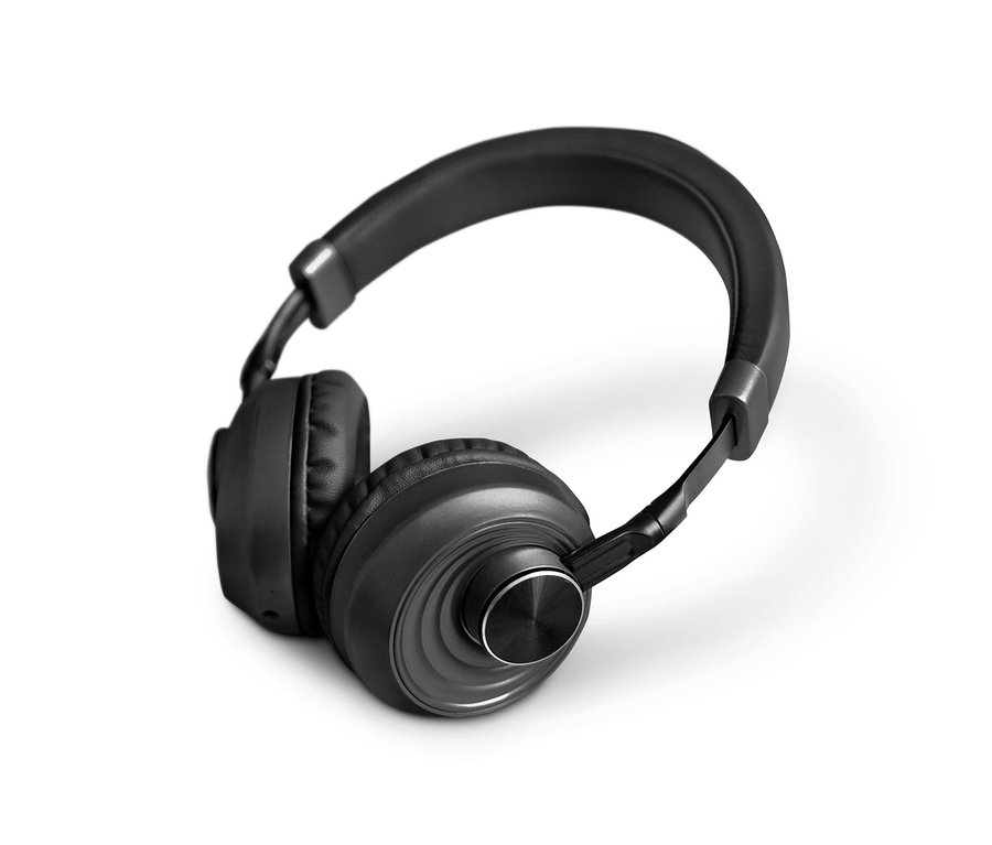 Czarne słuchawki nauszne Bluetooth® na białym tle.