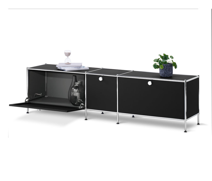 Czarna niska komoda »CN3« z 3 klapami, z których jedna jest otwarta.