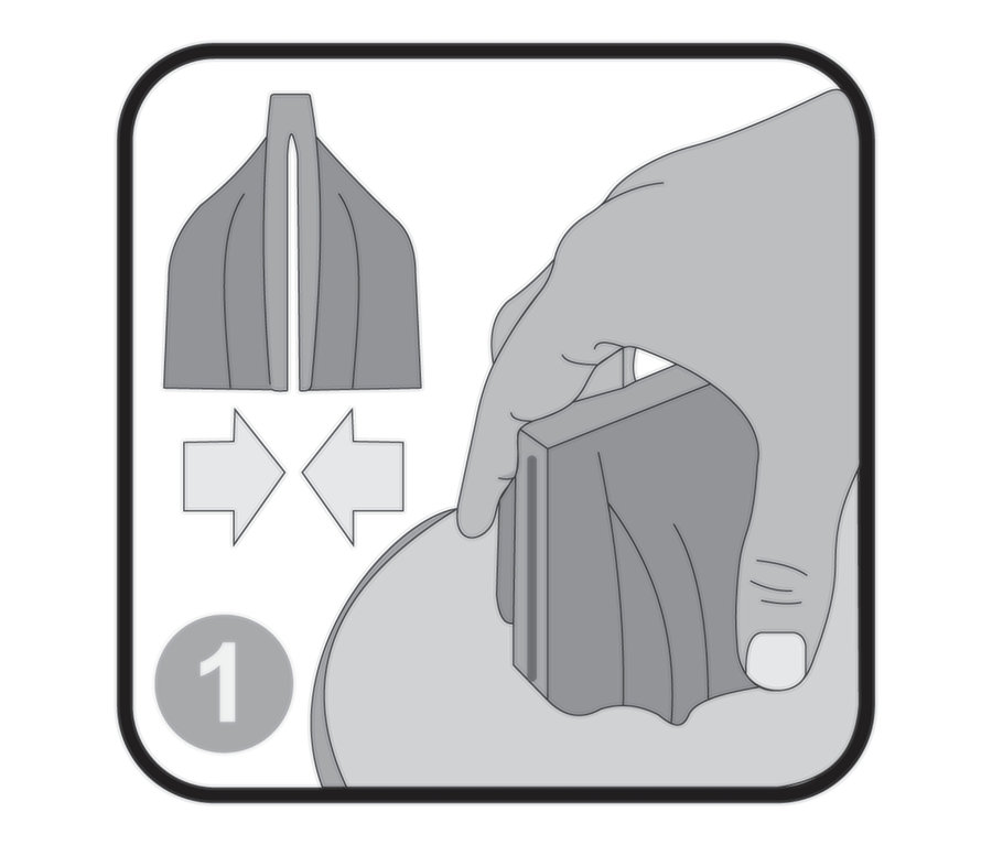 Ręka używa foremki do wykrawania ciastek w kształcie gwiazdy.