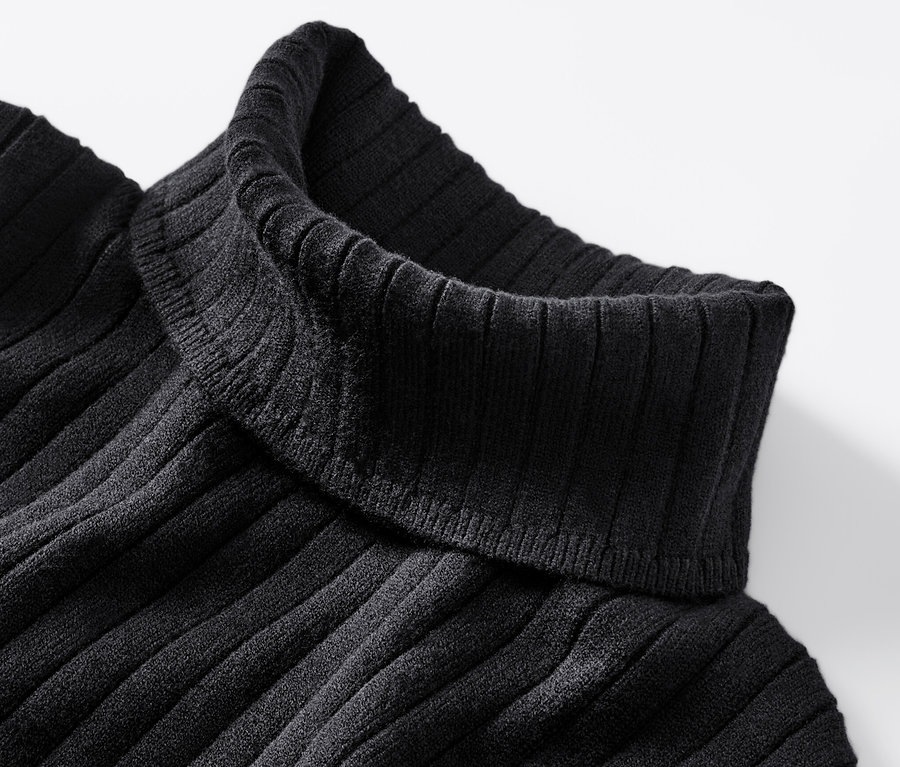 Szczegółowy widok czarnego golfa z dzianiny o splocie ściągaczowym.