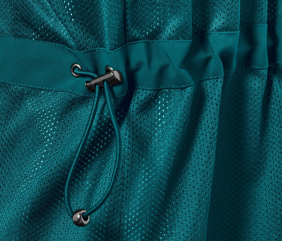 Zbliżenie na ciemnoturkusowy płaszcz outdoorowy z kamizelką 3 w 1 ze sznurkiem.