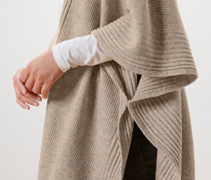 Detal poncza z dzianiny.