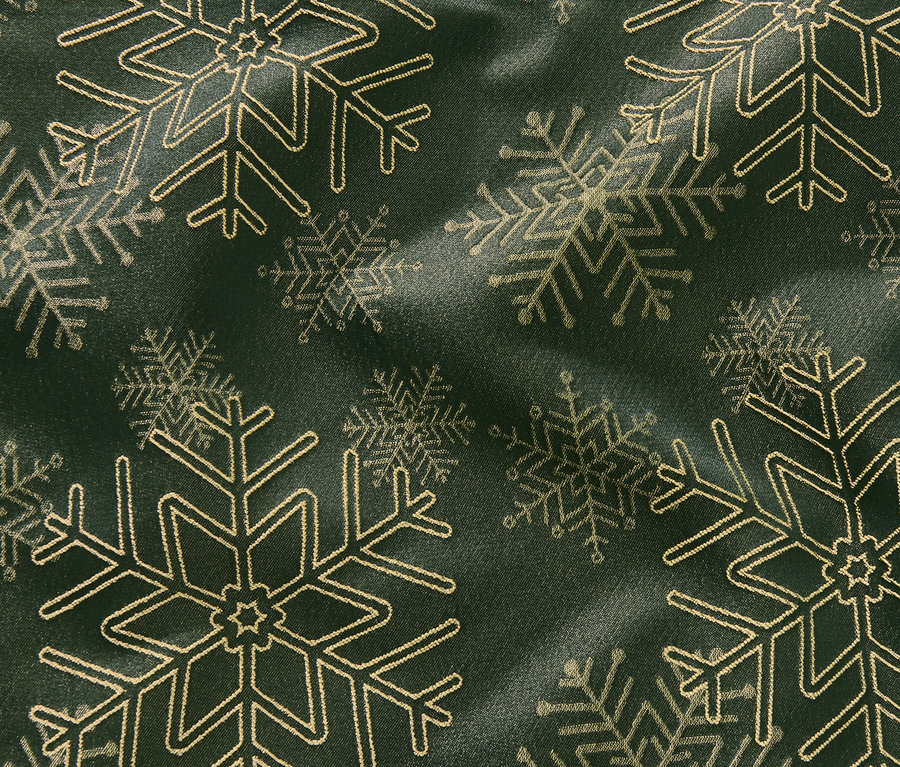 Zbliżenie na żakardowy obrus ze wzorem płatków śniegu.