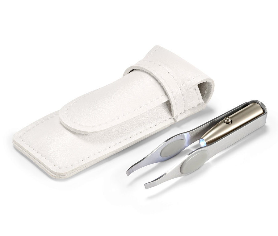 Pęseta z podświetleniem LED obok białego etui.