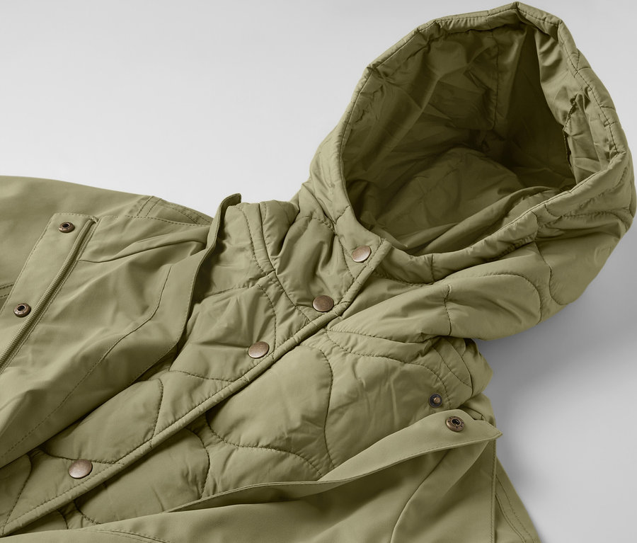 Szczegółowy widok khaki płaszcza przeciwdeszczowego z kapturem.