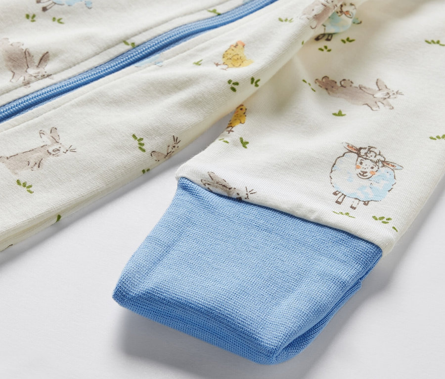 Zbliżenie na piżamę dziecięcą w zwierzątka.