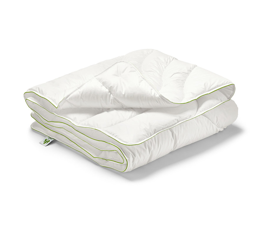 Złożona, biała kołdra pikowana irisette® greenline Megafil® BIO z zielonym brzegiem, rozmiar standardowy.