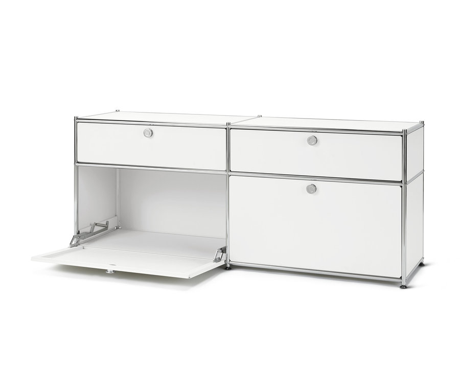 Biała szafka typu sideboard „CN3” z szufladami i drzwiami, jedne drzwi otwarte.