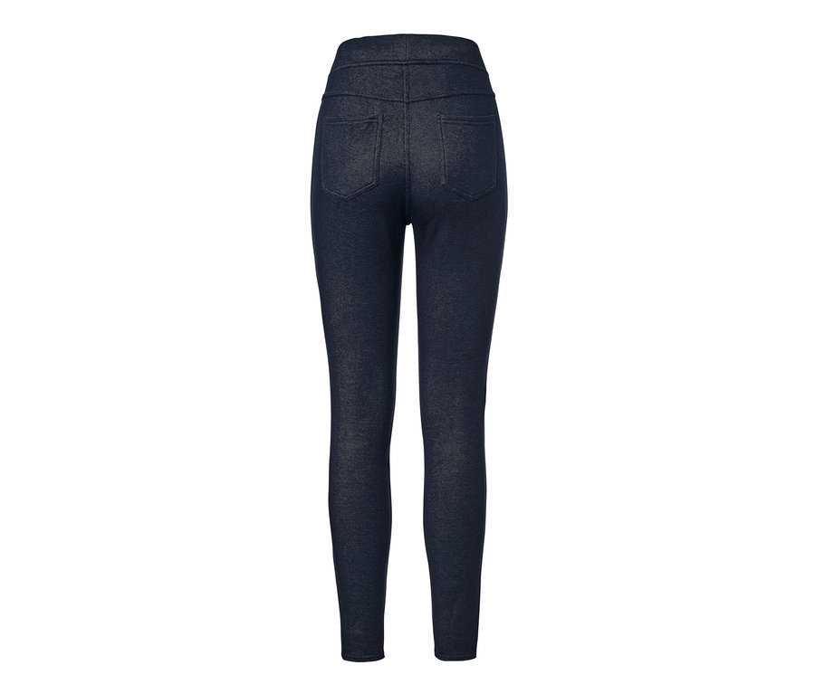 Widok z tyłu ocieplanych legginsów stylizowanych na dżinsy.