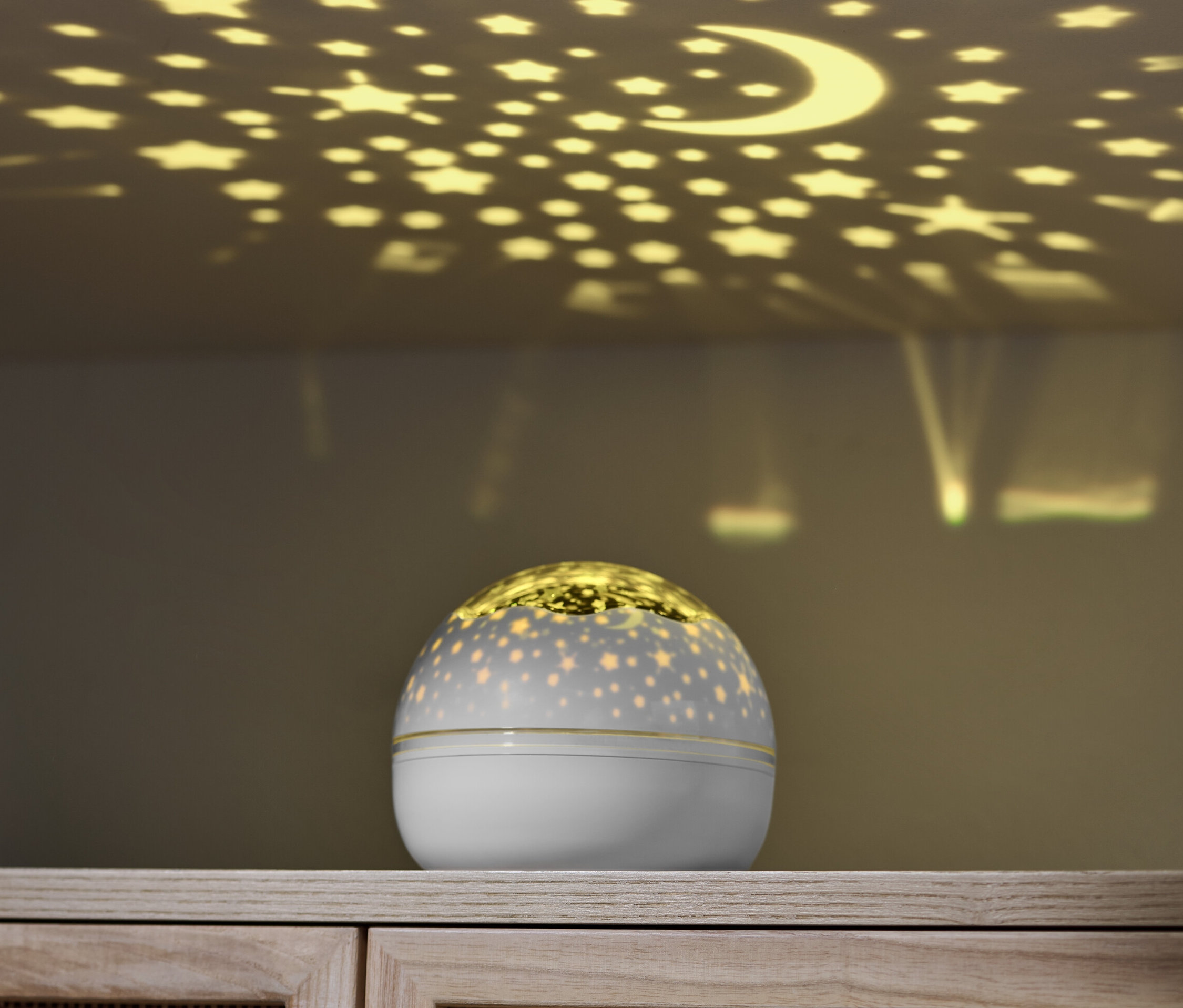 Projektor gwiazd LED wyświetla gwiazdy i księżyc na suficie.