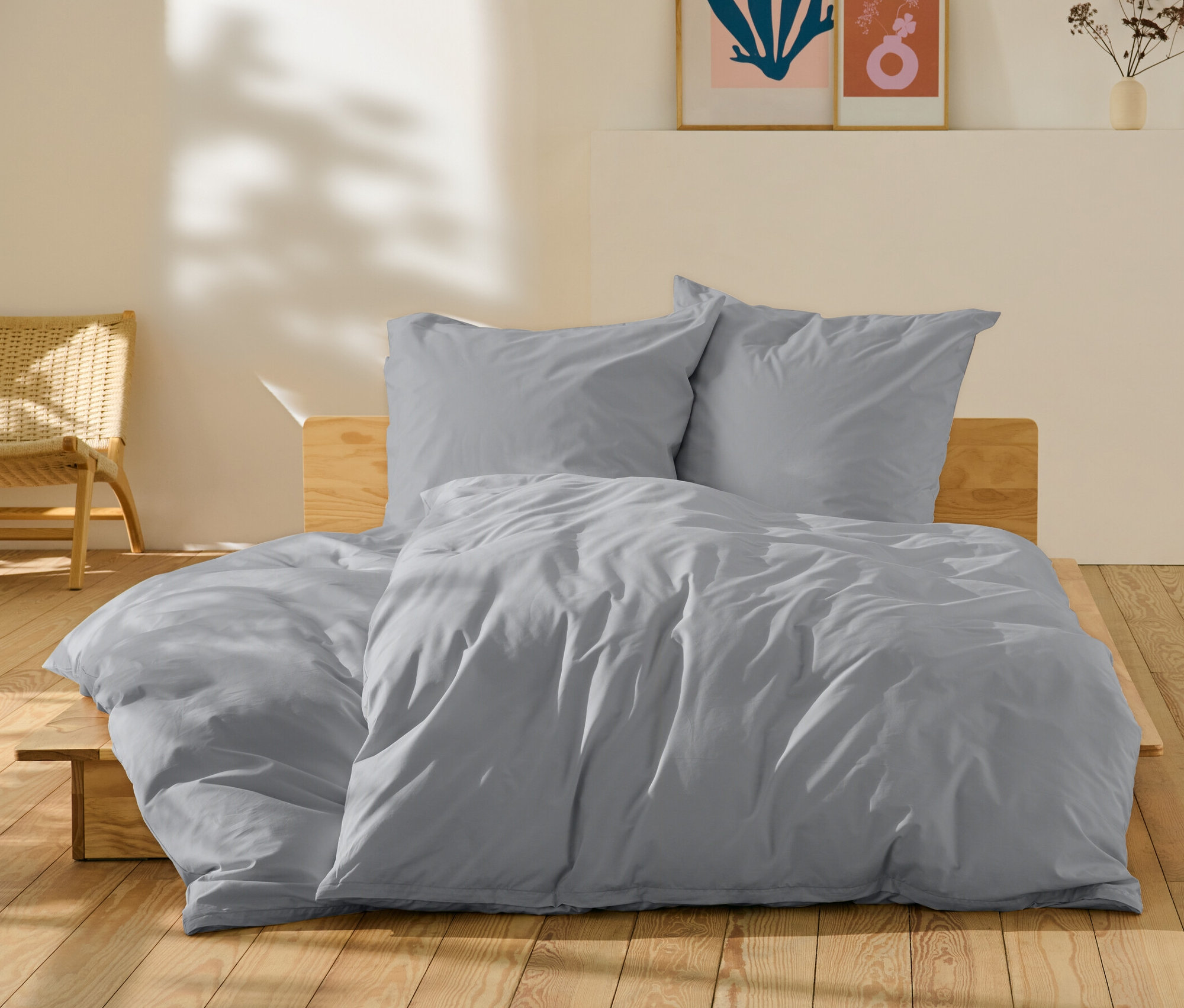 Szara pościel perkalowa w rozmiarze standardowym i niestandardowym na łóżku.