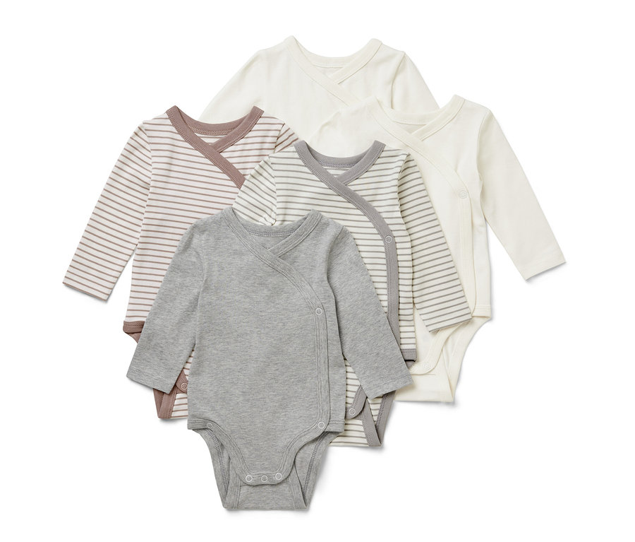 Pięć body dziecięcych w różnych kolorach i wzorach leży na sobie.