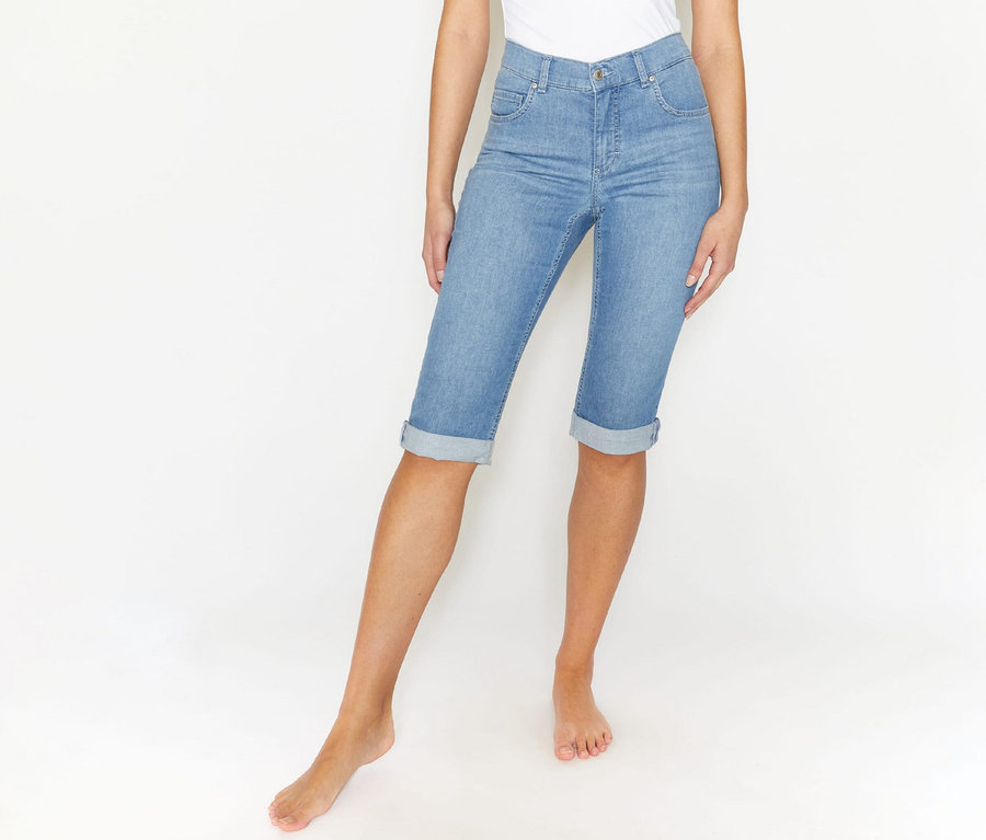 Kobieta ma na sobie dżinsy Angels „Capri Turn-Up”, Slim Fit, light blue