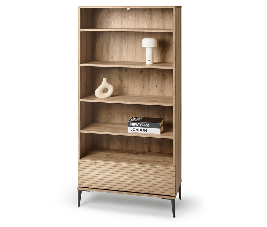 Zdjęcie przedstawia regał „REET” z lamelami, na którego półkach stoją przedmioty dekoracyjne, takie jak lampa, wazon i książki.